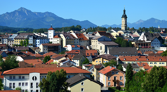 Gebäude und Kirche, im Hintergrund Berge