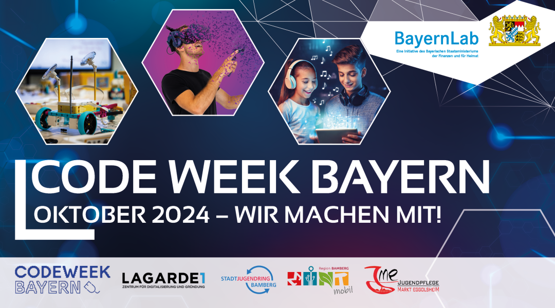 Veranstaltungsgraphik zur Codeweek Bayern im Oktober 2024. Auf einem blau-pinken Hintergrund sind drei Bilder in weiß umrandeten Sechsecken platziert. Auf einem ist ein kleiner LEGO Roboter zu sehen, auf einem ein junger Mann mit einer VR-Brille und auf dem dritten zwei Kinder mit Kopfhörern und einem Tablet in der Hand, aus dem Musiknoten fliegen. Am unteren Bildrand sind die Logos der Kooperationspartner platziert: Codeweek Bayern, Lagarde1, Stadtjugendring Bamberg, MINT Mobil Bamberg und Jugendpflege Eggolsheim. Rechts oben befindet sich das BayernLab Logo - Eine Initiative des Bayrischen Staatsministeriums der Finanzen und Heimat, mit dem bayrischen Staatswappen.