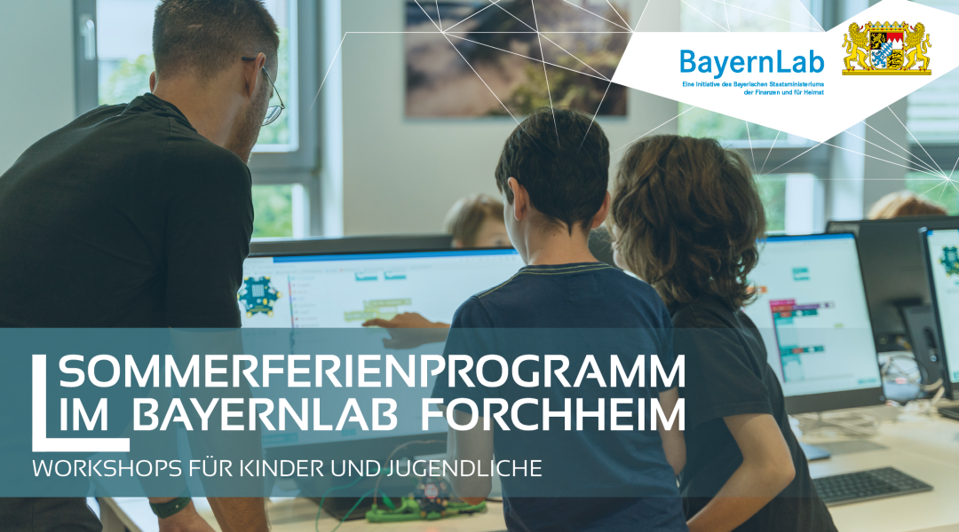 Im Hintergrund ist ein Foto zu sehen von einem BayernLab Mitarbeiter und zwei Kindern. Sie stehen mit dem Rücken zur Kamera und blicken auf einen Bildschirm mit einer Programmieroberfläche. Ein Kind zeigt darauf. Auf dem Bild steht der Text 