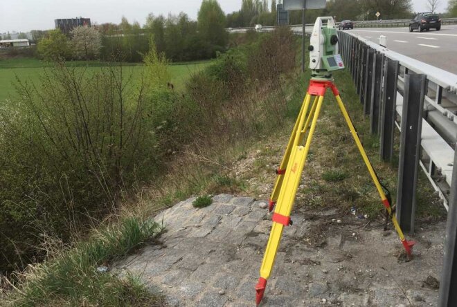 Tachymeter am Straßenrand stehend