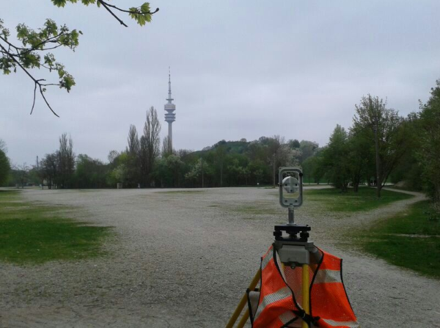 Prisma mit Warnweste, im Hintergrund der Fernsehturm von München